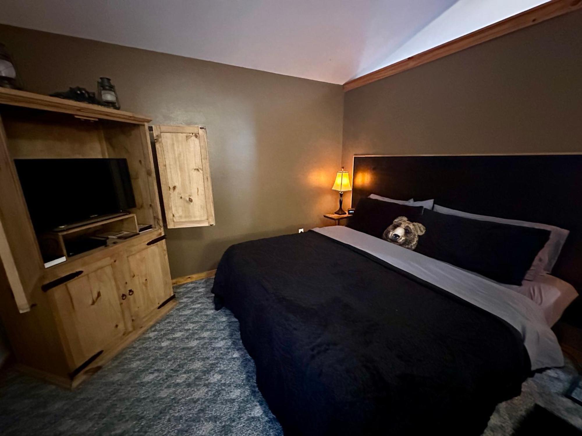 Cedar Creek Cabins #1 - Giant Spa Tub, Large Wooded Porch, Full Kitchen, 1 Bedroom يوريكا سبرينغز المظهر الخارجي الصورة